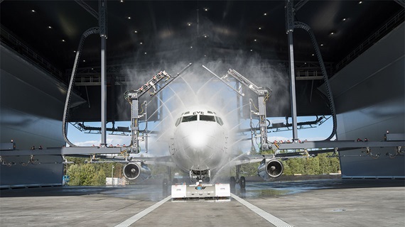 Aircraft de-icing and washing system